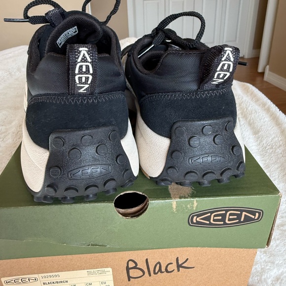 Keen sneakers excellent condition 8.5 - Picture 3 of 6